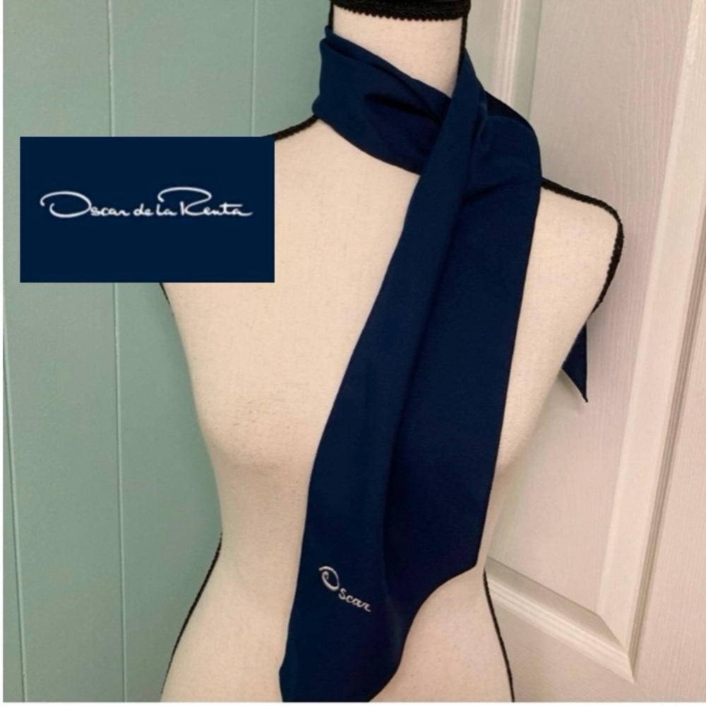 Vintage 70s Oscar de la Renta scarf. Navy w/white signature “Oscar”
embroidered
